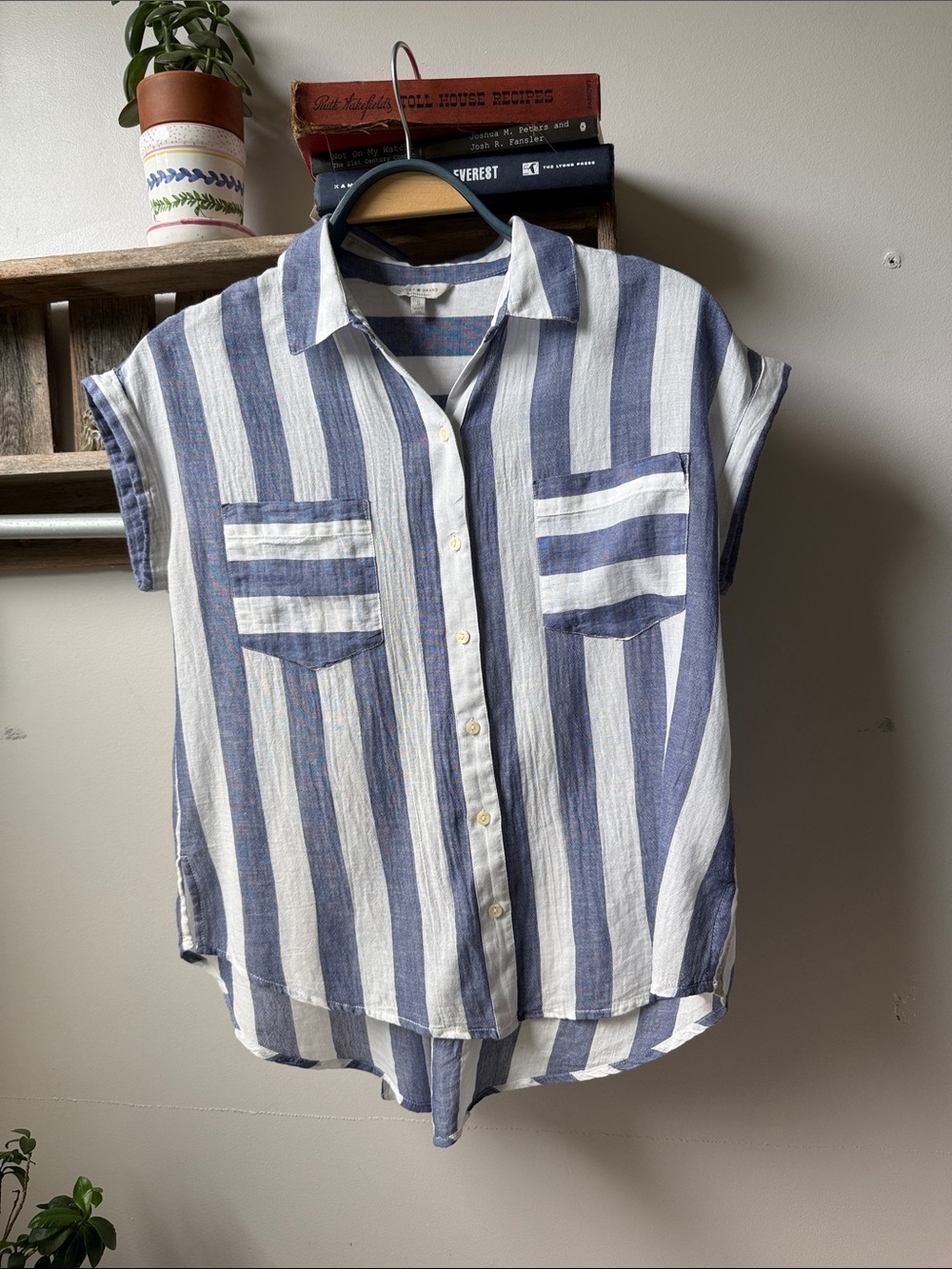 Lucky Brand Blue & White Vertical Stripe Button-Down Shirt Slit Back Panel Small